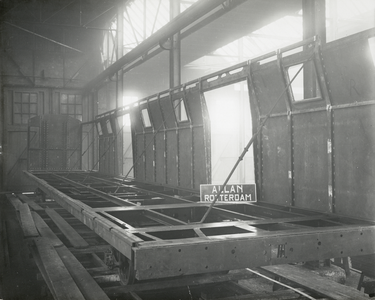 172294 Afbeelding van een van de in aanbouw zijnde de stalen bagagerijtuigen rijtuigen serie D 6061 - 6100 van de N.S. ...